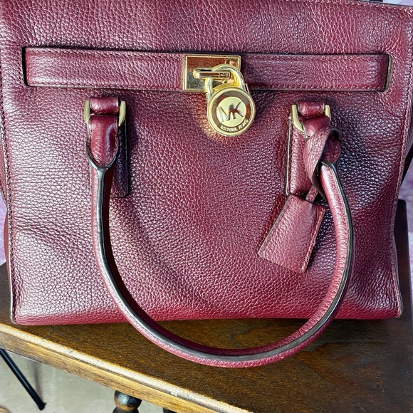 💃HP💃!Micheal Kors Hamilton, dust bag, shoulder strap never used, lock and key - Picture 2 of 15